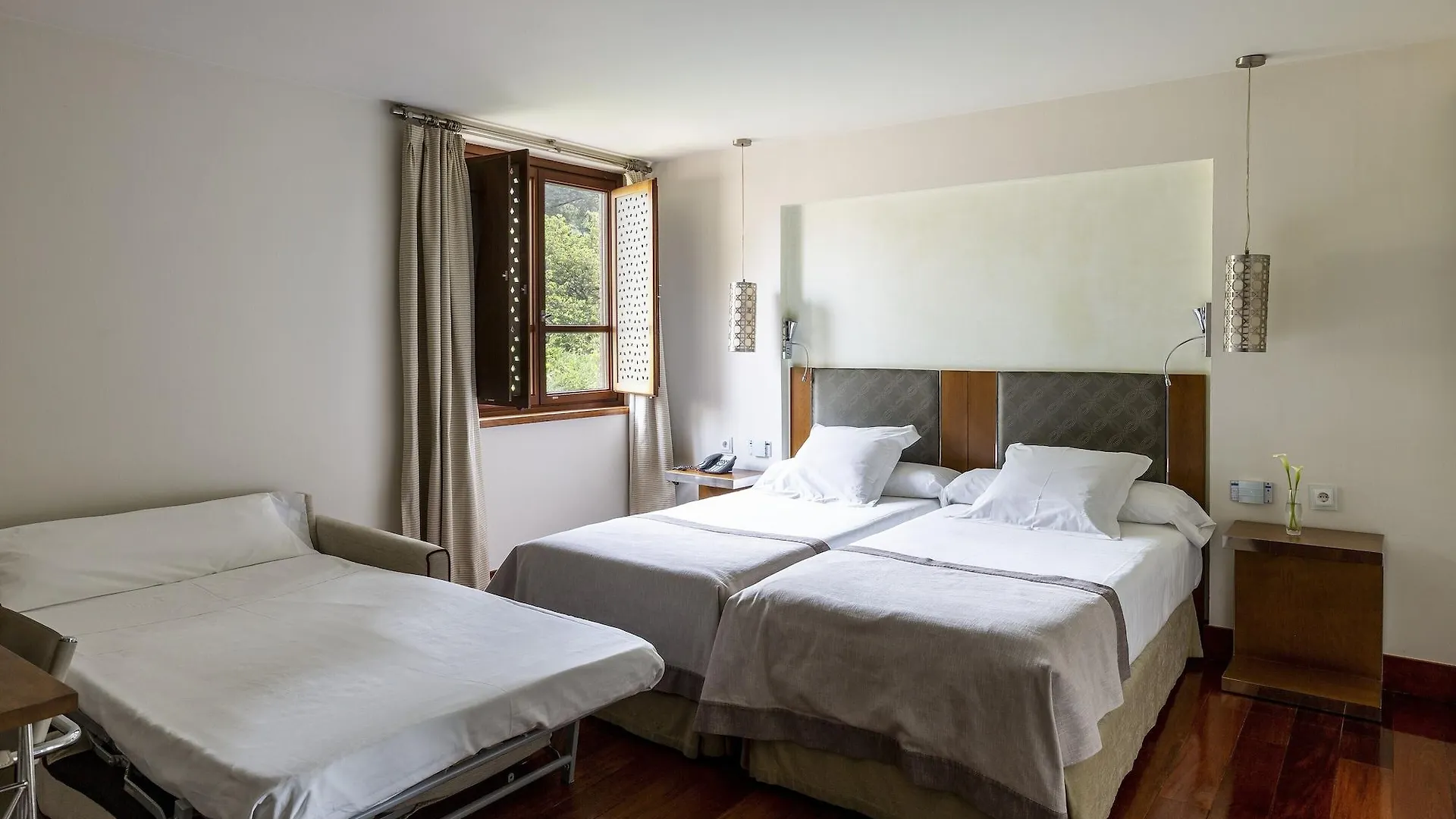 **** Hotel Parador De Grenada Hiszpania